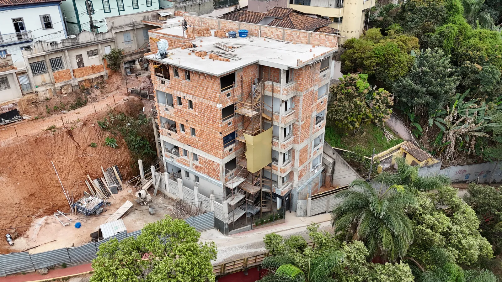 Edifício residencial em alvenaria estrutural durante a execução, visto de cima